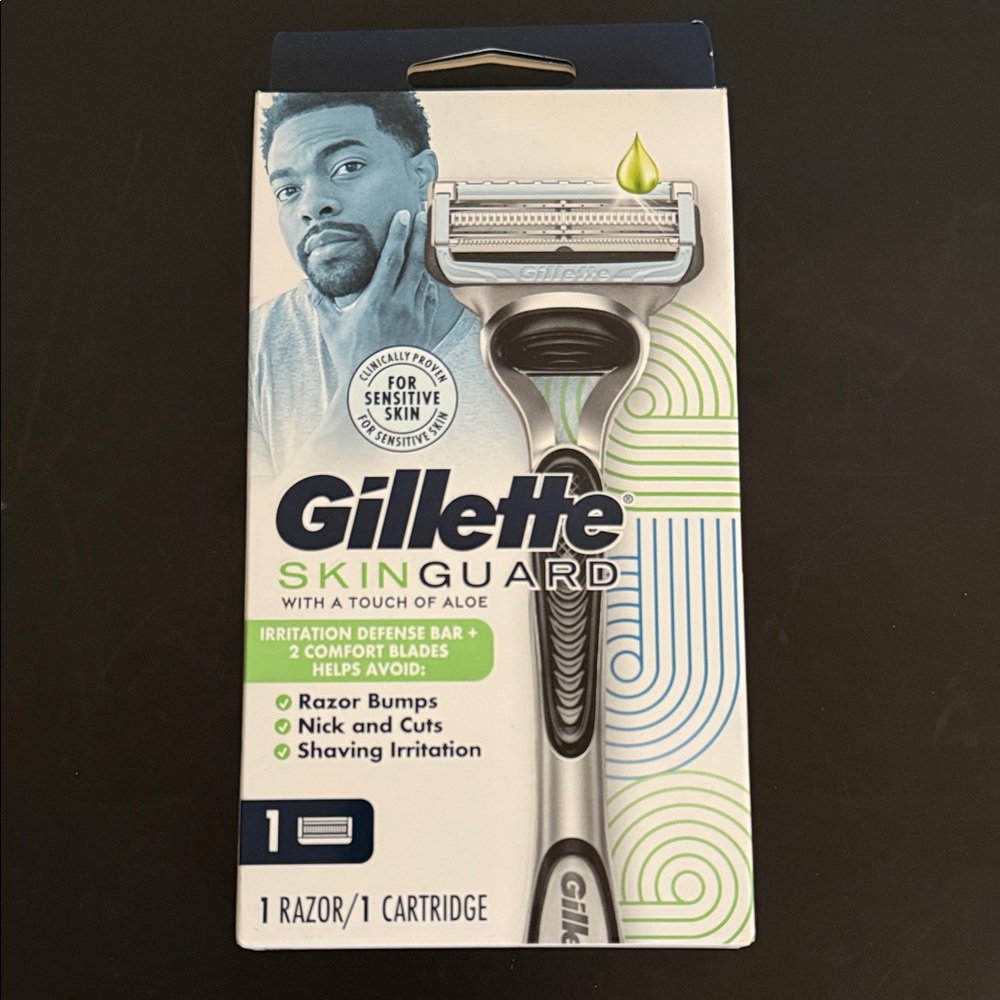 Gillette SkinGuard Razor With a Touch of Aloe - Black and Silver